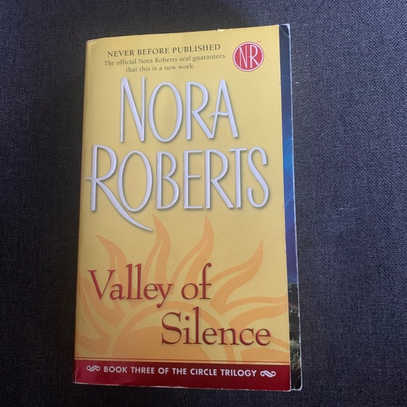Nora Roberts 'Valley of Silence' Book Three Of The Circle Trilogy - Picture 1 of 4